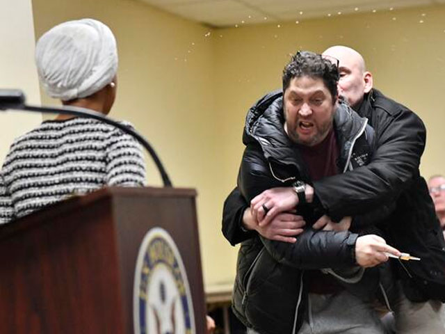 امریکی خاتون مسلم رکنِ کانگریس الہان عمر پر حملہ، عوامی اجتماع میں اسپرے کر دیا گیا