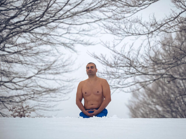 سربیا کا آئس مین: برف میں ننگے بدن سکون کی تلاش