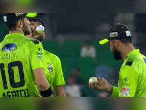 فخر زمان کو گیند سے چھیڑ چھاڑ مہنگی پڑگئی: ضابطہ اخلاق کی خلاف ورزی کا الزام عائد