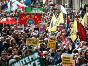 برطانیہ میں بڑھتے نسلی تعصب کے خلاف ہزاروں لوگوں کا احتجاج