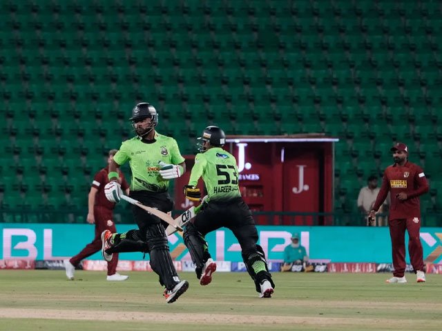 پی ایس ایل 11 کا آغاز: پہلے میچ میں لاہور قلندرز نے حیدر آباد کنگز مین کو پرا دہا