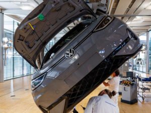 کار کمپنی فوکس ویگن کا صرف جرمنی سے 50 ہزار ملازم فارغ کرنے کا اعلان