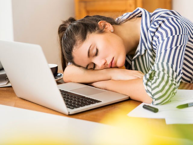 خبردار ! دن میں نیند آپ کو موت کے قریب کرسکتا ہے: ماہرین