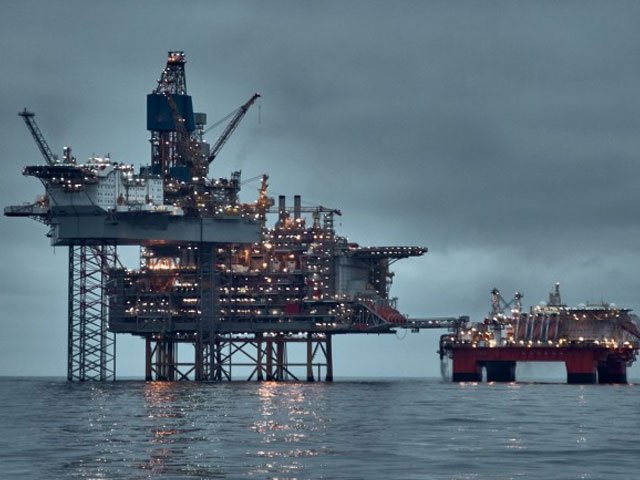 تیل یا قابلِ تجدید توانائی؟ برطانیہ ایک بڑے فیصلے کے دہانے پر