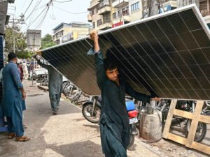 سولر انقلاب نے پاکستان کو ایران جنگ میں بڑے بحران سے بچالیا: رپورٹ