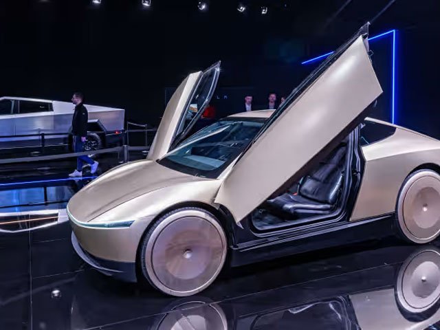 ایلون مسک کا بڑا اعلان، روبو ٹیکسی سڑکوں پر آنے کو تیار