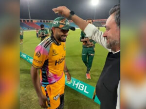 بابر اعظم کی نظر اتارنے کی ویڈیو سوشل میڈیا پروائرل