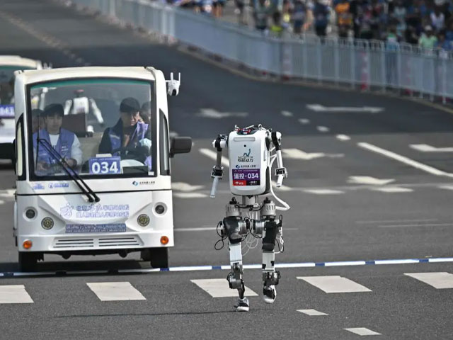 انسان ہار گئے! دوڑ کے مقابلے میں تیز رفتار روبوٹ نے نیا عالمی ریکارڈ بنادیا