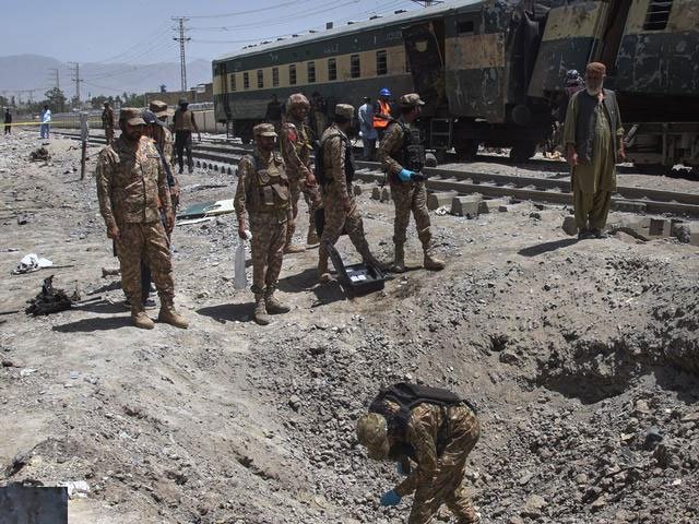 کوئٹہ میں ٹرین پر خودکش حملے میں14 افراد جاں بحق