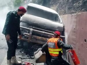 مری ایکسپریس وے پر حادثہ، ایک ہی خاندان کے 10 افراد جاں بحق