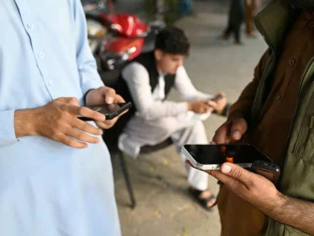 افغانستان میں سرکاری ملازمین کے لئےاسمارٹ فون پر پابندی، خلاف ورزی پر قید کا حکم