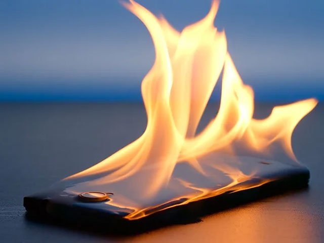 آپ کا موبائل بار بار گرم کیوں ہوتا ہے؟ اپنی یہ غلطیاں فوراً چھوڑ دیں