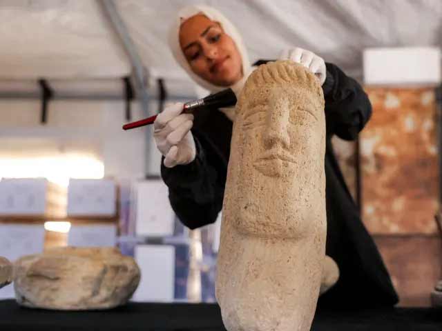 غزہ میں فلسطینی ملبے کے ڈھیر سے ہزاروں سال پرانے تاریخی ورثے کو بچانے میں مصروف