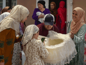 بچہ تاجک ہے تو نام بھی ویساہی ہوگا: تاجکستان میں والدین پر نئی قدغن