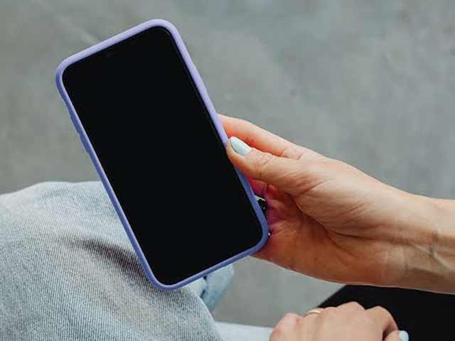 موبائل کی اسکرین اچانک بلیک ہو جائے تو یہ غلطی نہ کریں