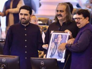خیبرپختونخوا میں وزیراعلیٰ کے منصب پر پی ٹی آئی میں اختلافات شدت اختیار کر گئے