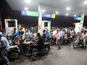 سڑکیں بند ہوں یا رکاوٹیں، پیٹرولیم مصنوعات کی ترسیل نہیں رکنی چاہیے، وزیر پیٹرولیم