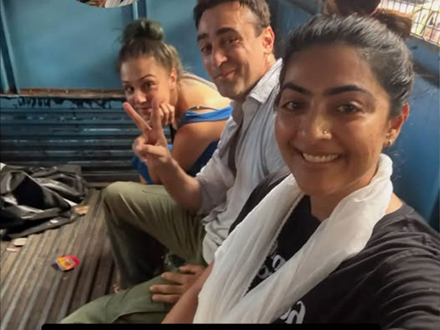 بالی ووڈ اداکار عمران خان کاکروچ جنتا پارٹی کے احتجاج میں گرفتار: پولیس وین سے سیلفی وائرل