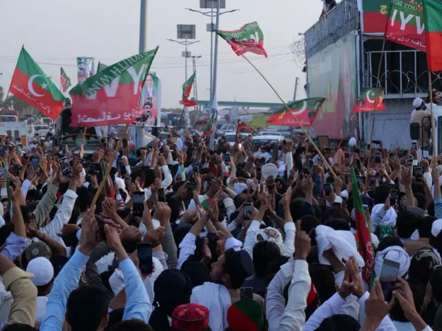 پی ٹی آئی کا اسلام آباد کی جانب لانگ مارچ شروع