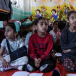 اسرائیل نے سر سےچھت چھین لی تو فلسطینی استاد نے بچوں کے لیے اسکول بنا دیا