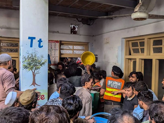 پشاور میں اسکول کی چھت گرنے سے 29 بچے اور ایک خاتون ٹیچر جاں بحق